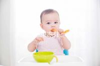 洞洞鞋、果凍鞋、發光鞋都別穿了，寶寶穿鞋有這6點小建議！